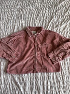 American Eagle Pink Cropped Corduroy Button Up Shirt (M)